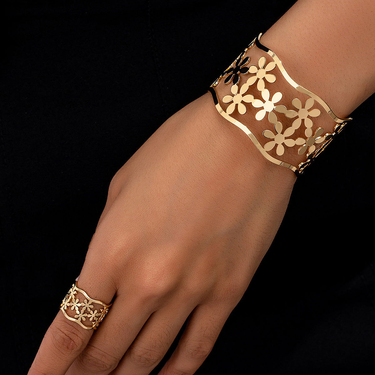 2025 New Trend Gold Plated Stainless Steel Women Bracelet Ring Jewelry Set Classic Geometric Luxury Design Anniversary Gift