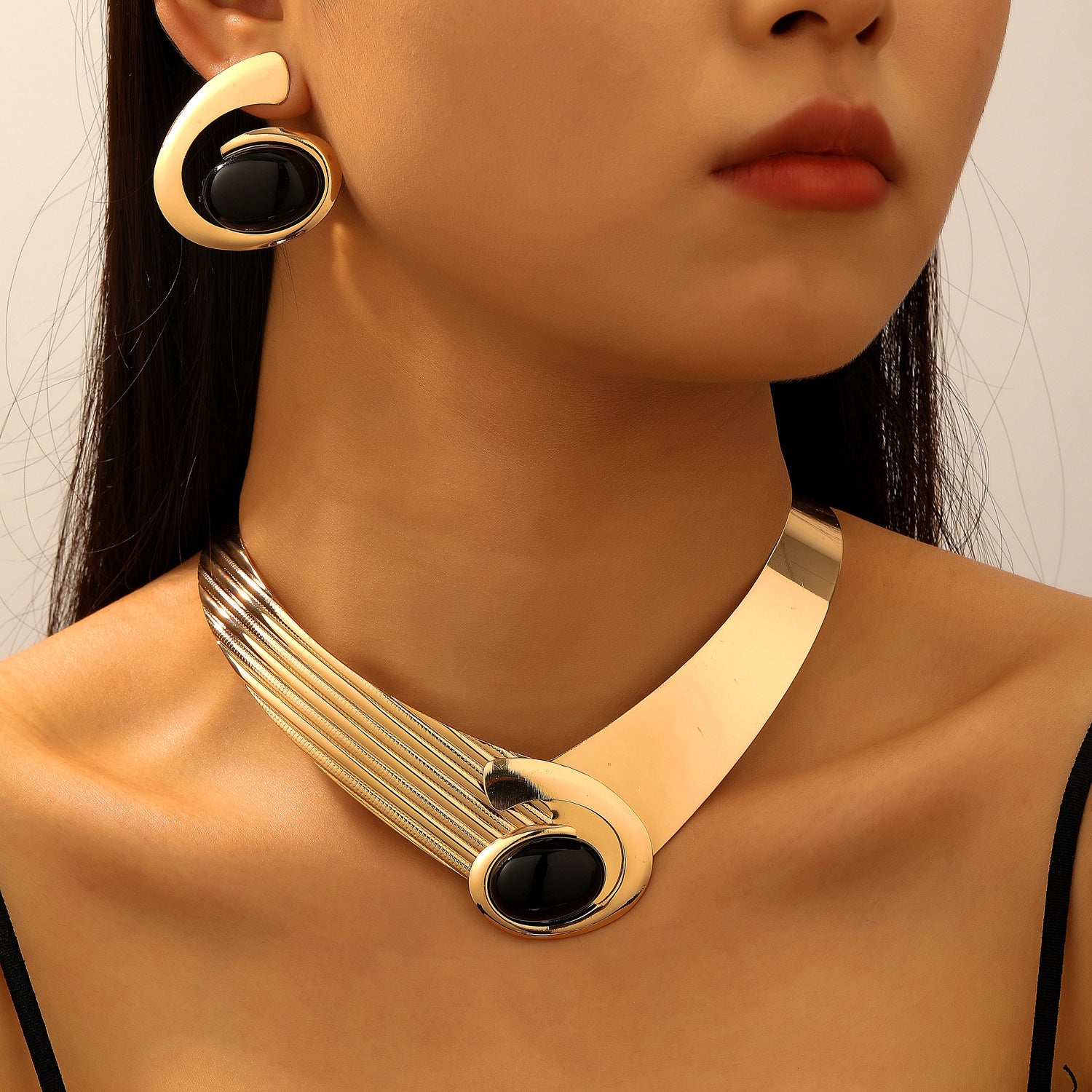 2025 New Arrival JINRUI TZ-32 Gold Plated Stainless Steel Women Jewelry Set with Geometric Shell Pendant Necklace and Joker Earrings